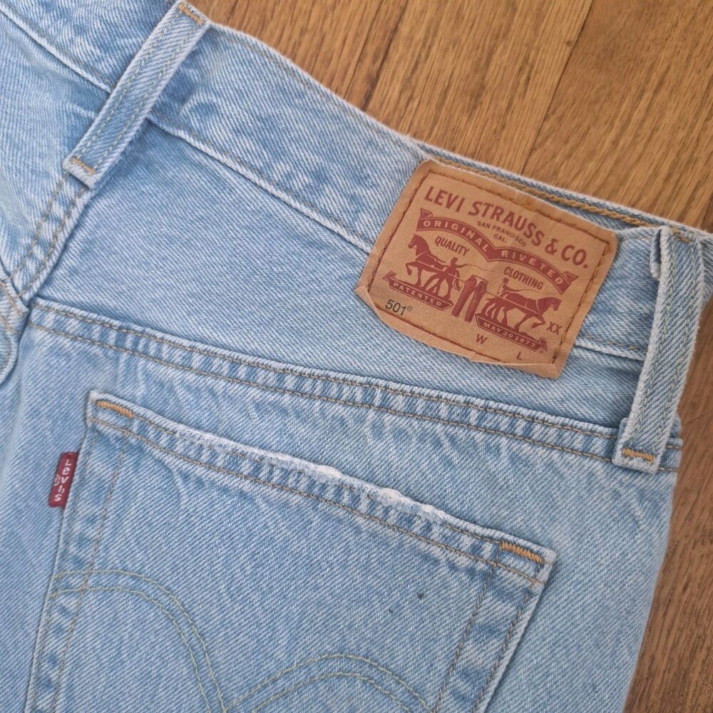 Levi's 501 Jean Shorts Denim Size 29 Womens Distressed Cut Off Light Wash FLAWED - Picture 3 of 10
